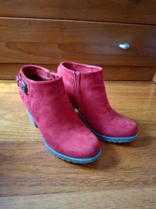 Botas vermelhas tecido pele de pêssego da Cristina Ferreira