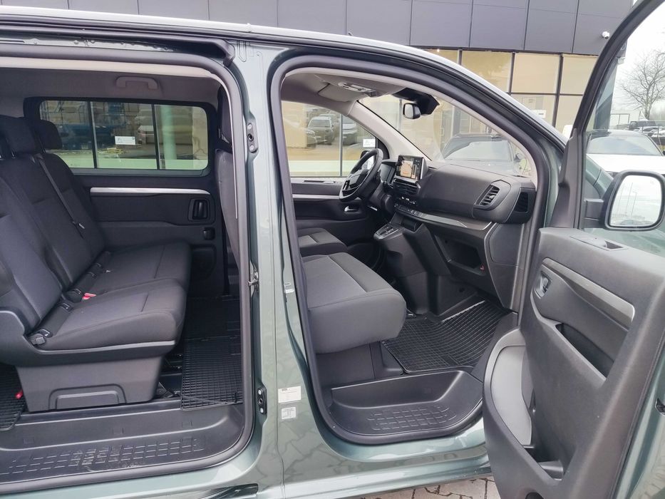 Wynajem Busa 8 i 9 osobowego Peugeot Traveller Automat, Nowy