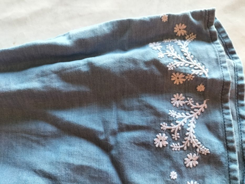 Vestido de ganga com bordados Lefties