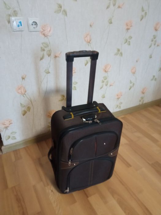 Продам лёгкий чемодан на колесах Single..