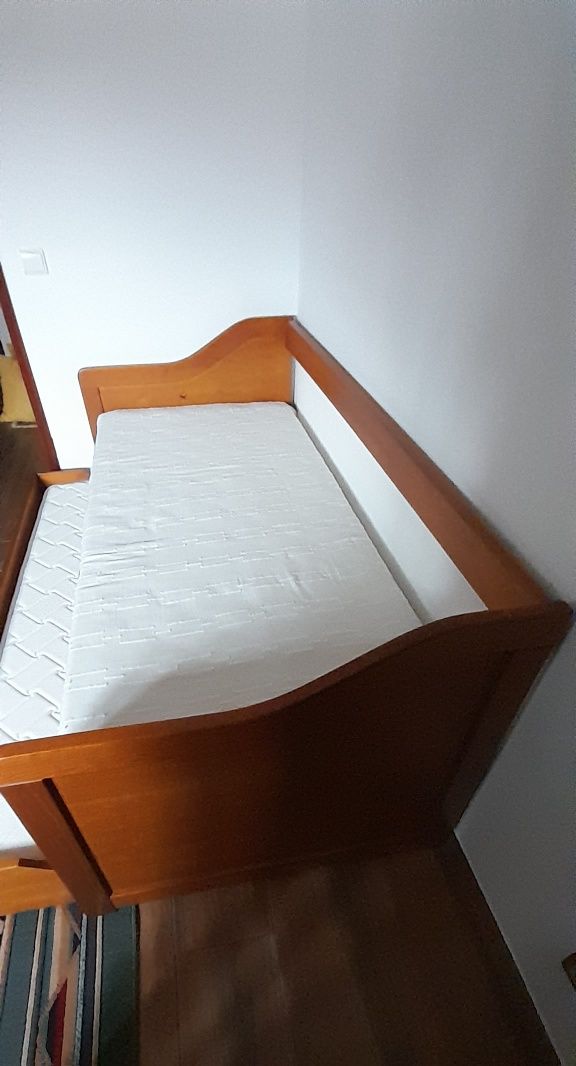 Cama em pinho tratado com 2 colchões