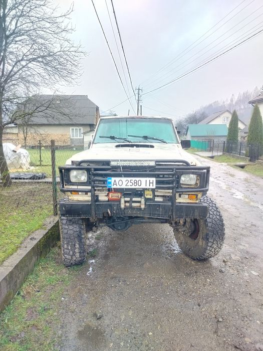 Ніссан патрол к 160 - 1986 року на портальних мостах мерседеса унімога