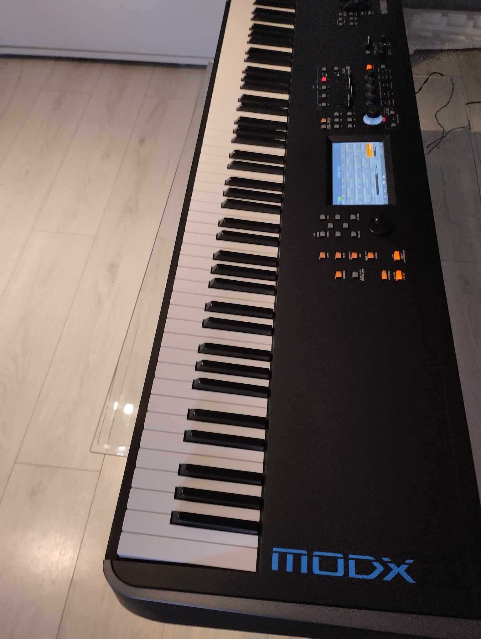 sprzedam yamaha modx 8 w bardzo dobrym stanie.