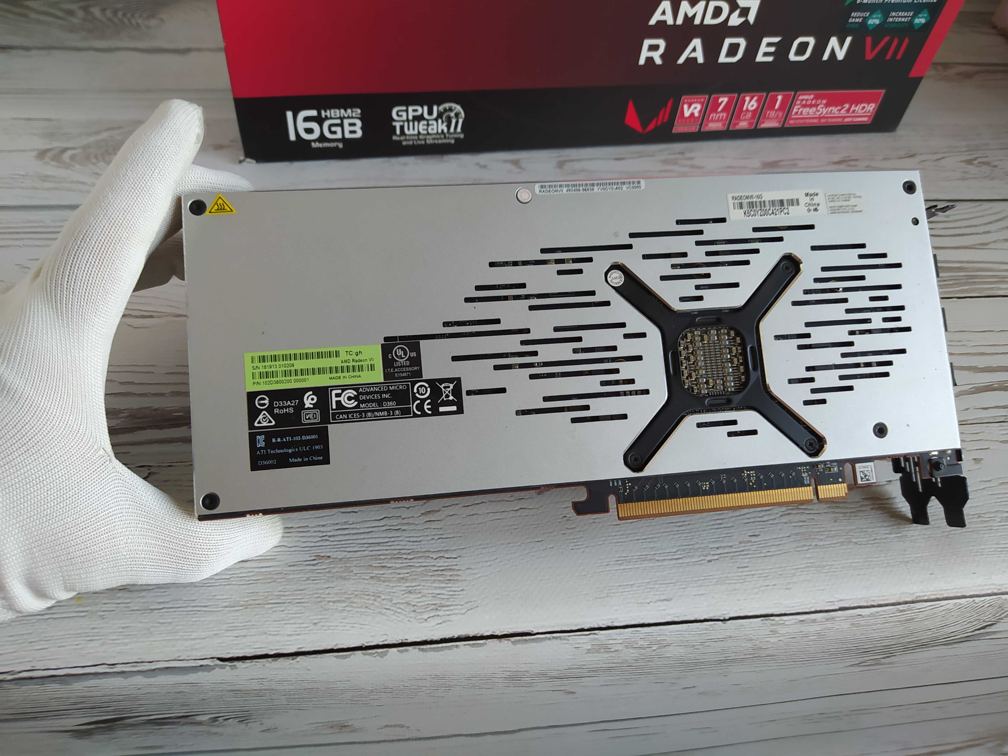 Потужня відеокарта ASUS AMD Radeon  VII (7) 16 GB