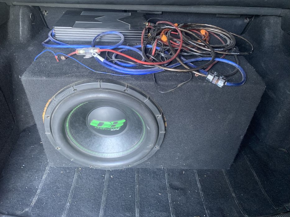 Продам сабвуфер с усилителем