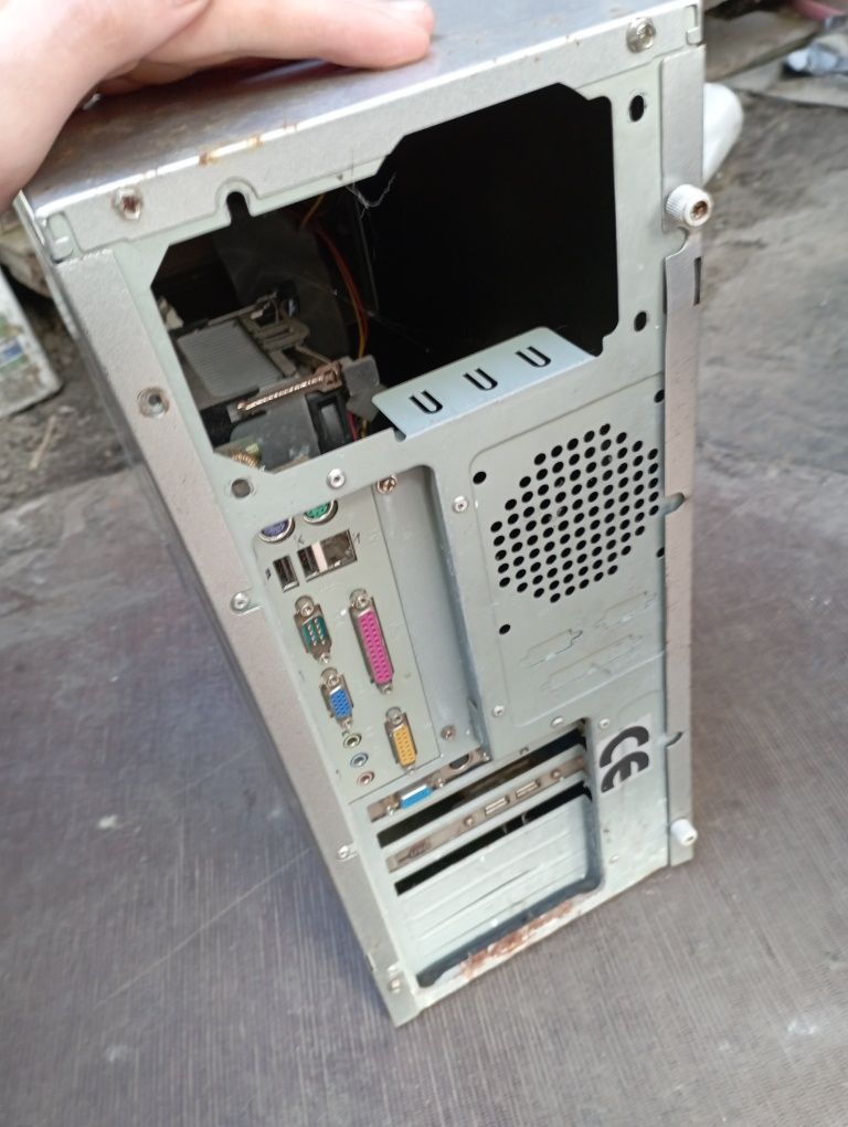 Старий комп'ютер на запчастини для гаражу