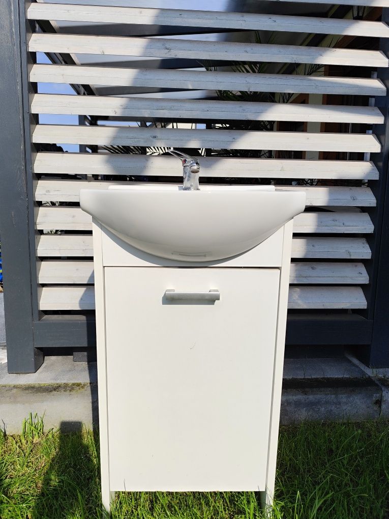 Szafka z umywalką i baterią