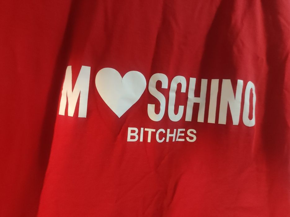 Koszulka czerwona z napisem Moshino