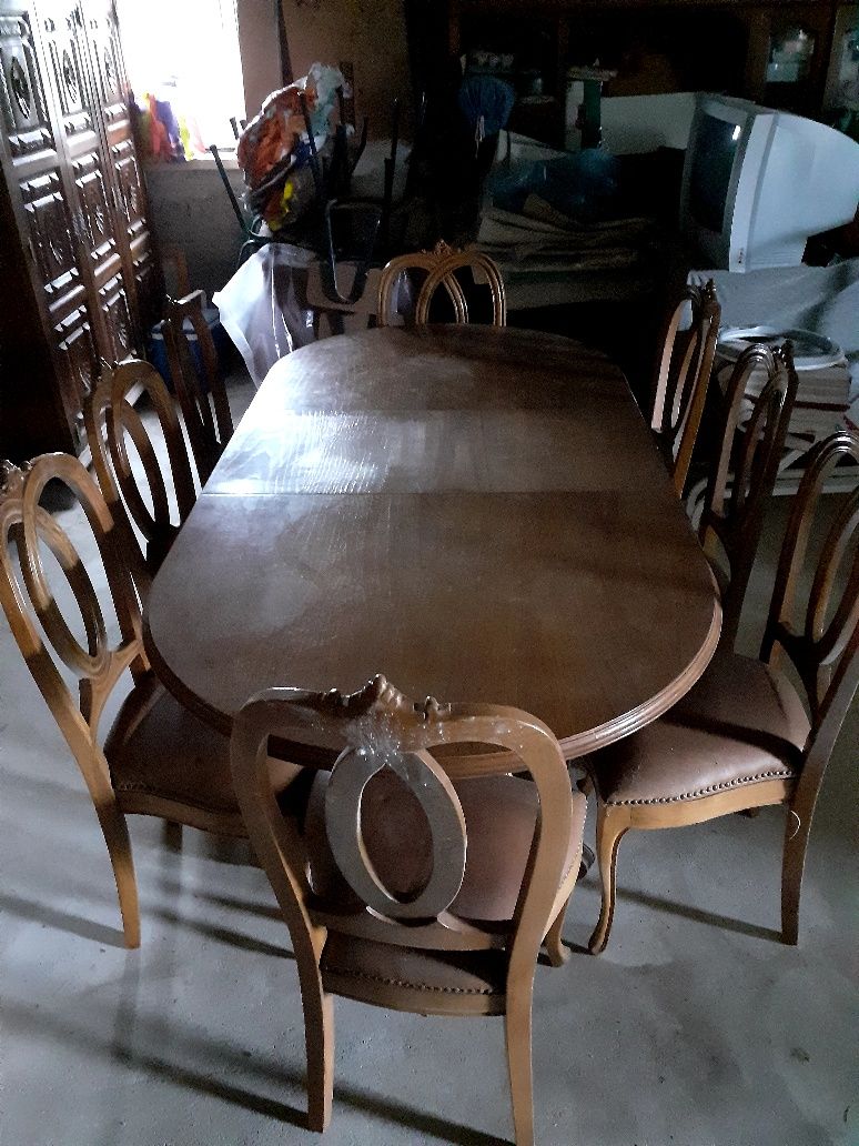 Uma mesa e 8 cadeiras.