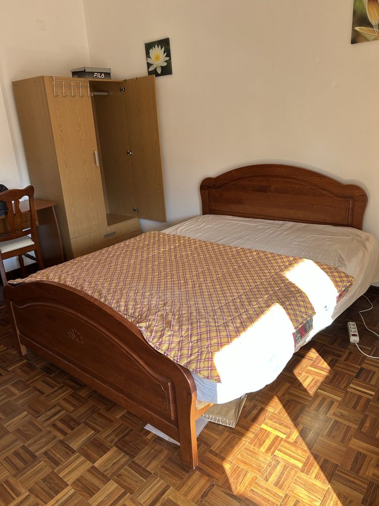 Cama e colchão com 2 mesas de cabeceira