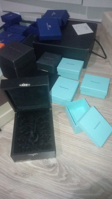 Продам коробочки брендовані