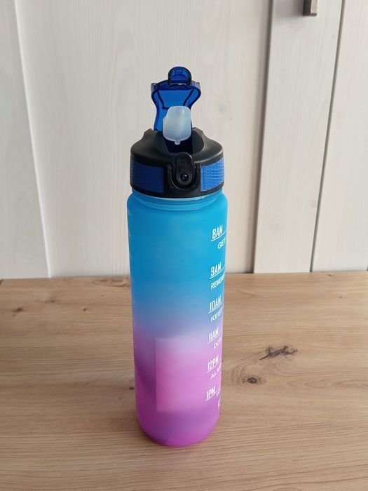 Nowa butelka na wodę 1L