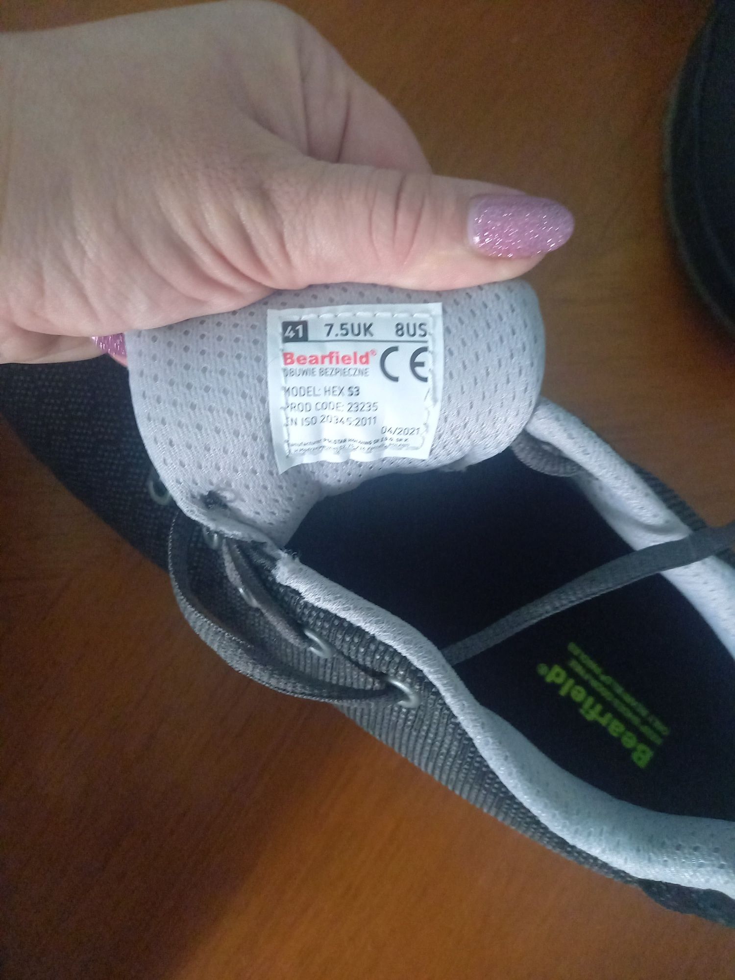 Buty nowe z metalowymi noskami