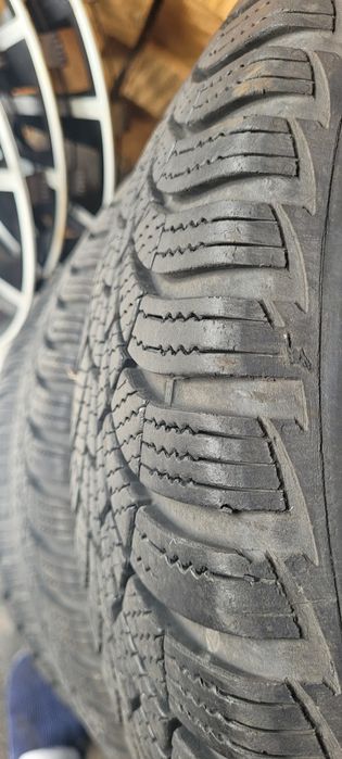 Komplet kół zimowych 185/60R15 Goodyear +kołpaki