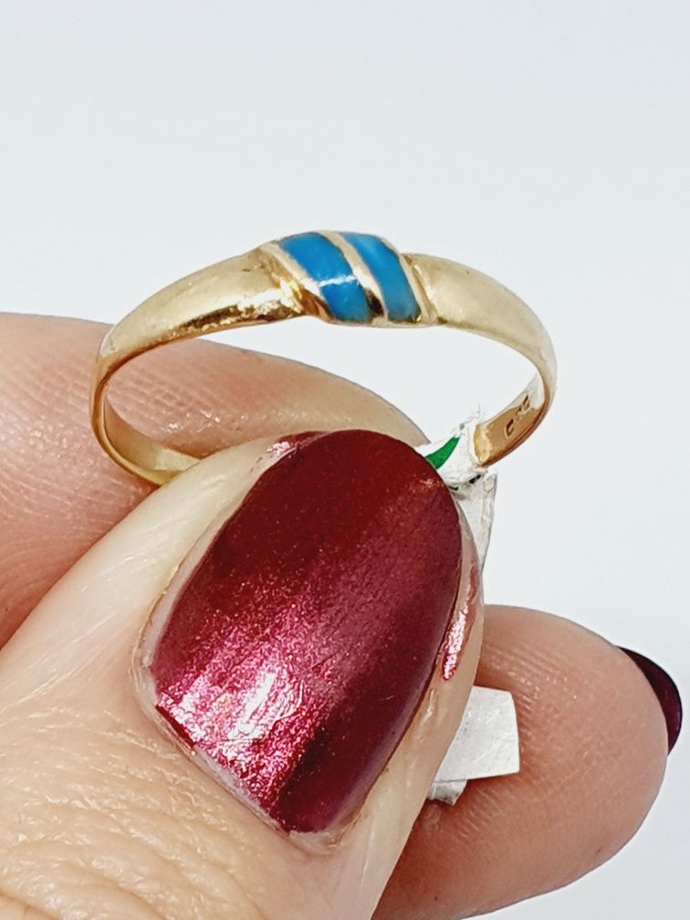 Delikatny złoty pierścionek z niebieską emalia