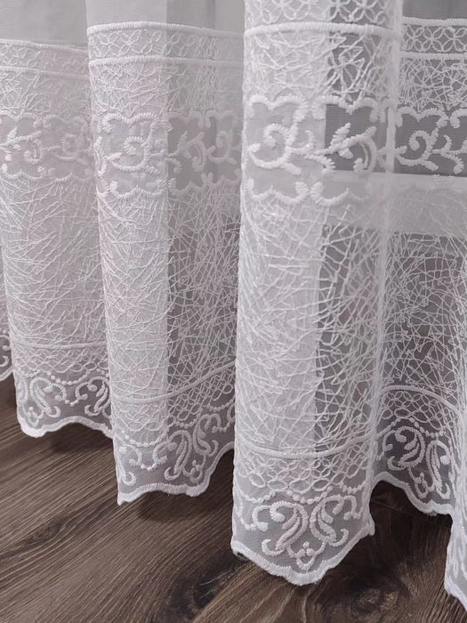 Тюль з ніжною вишивкою