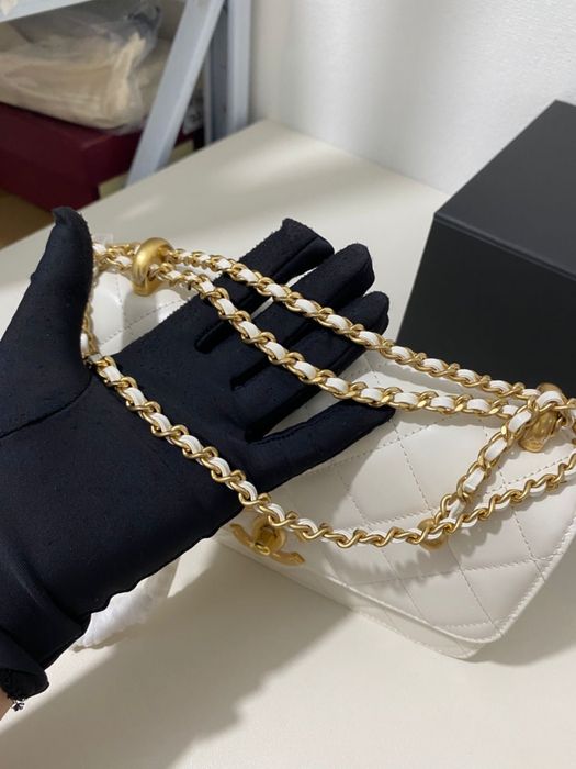 Bolsa CHANEL Classic Flap Original – Couro Branco com Ferragem Dourada