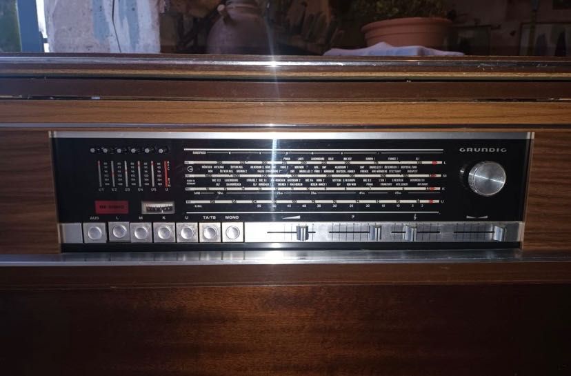Móvel hi-fi grundig