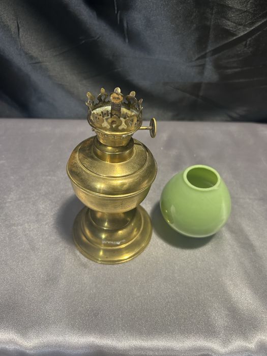 Lampa Naftowa z Mosiądzu i Zielonym Kloszem