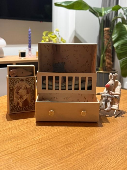 Maileg - zestaw z niemowlakami, łóżko z szufladą i pudełko - rezerwacj