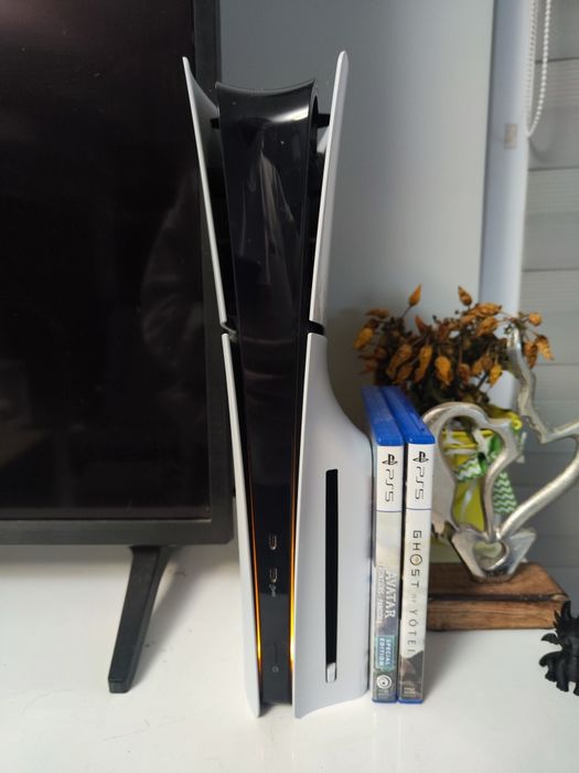 PlayStation 5 Slim (napęd) + 2 pady + gry Avatar, Ghost of Yotei