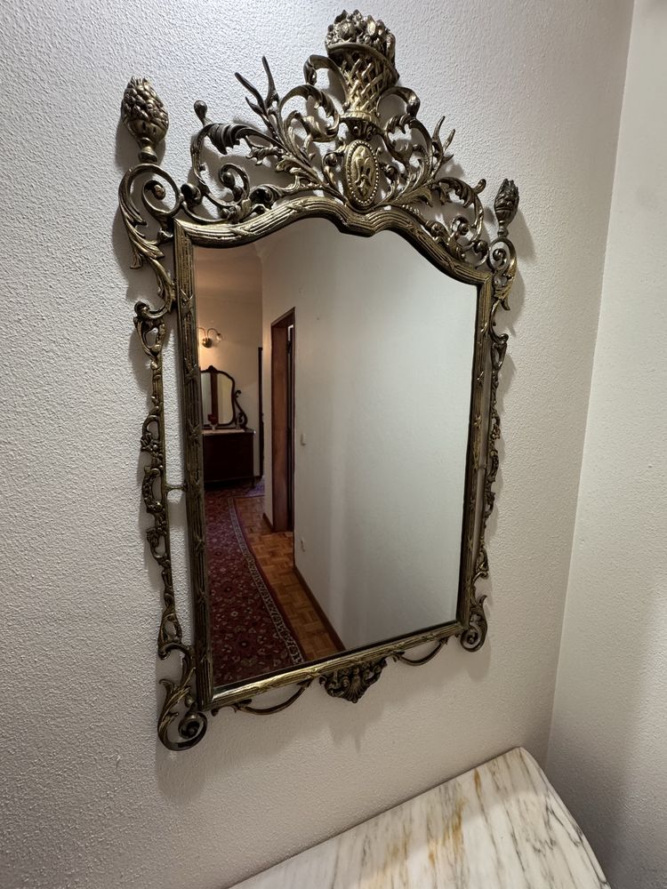 Mesa de apoio e espelho