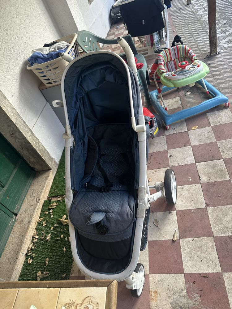 Carrinho de bebe com ovo