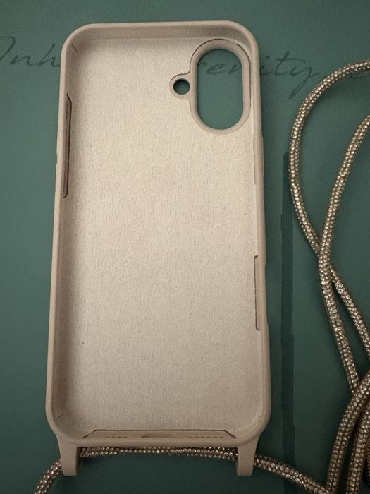 Capa nova para iphone 16 plus e cordão com brilhantes