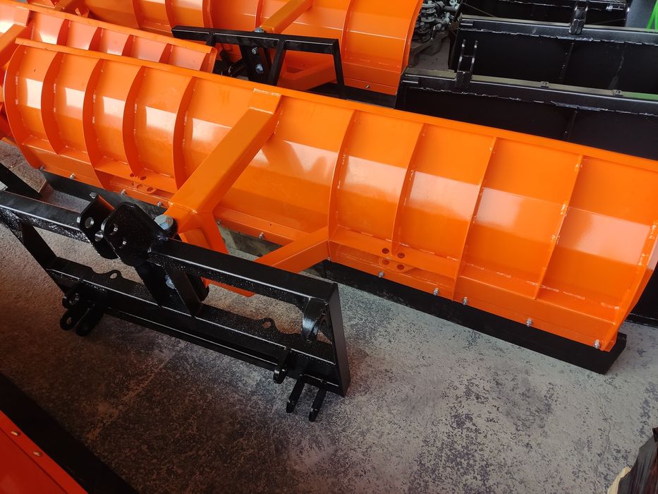 Pług do śniegu – praktyczny i trwały. Dostawa.