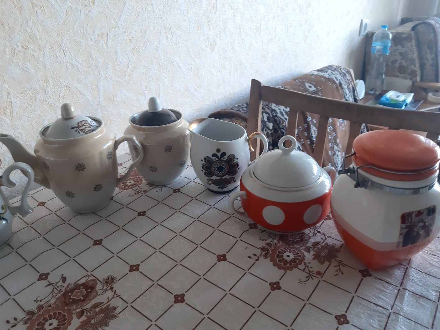 Заварники, цукорниці, молочниці, соусниці та кришталеві вази