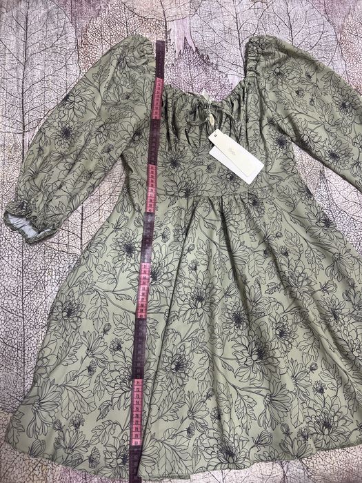 Платя з гарним декольте та резинкою на спині