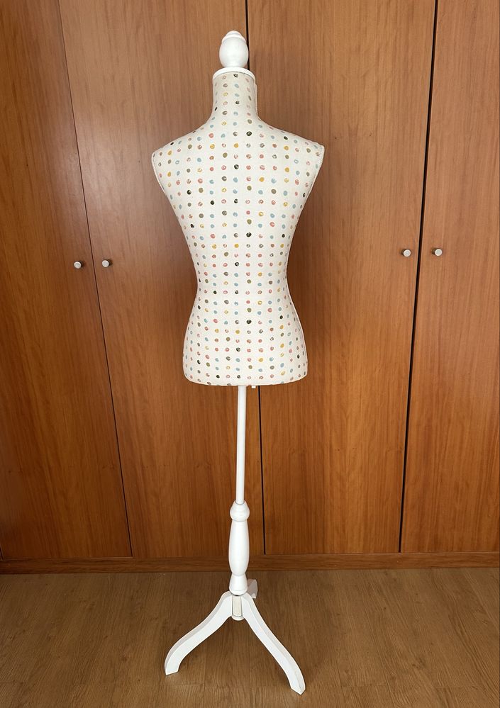 Manequim busto feminino com pé regulável