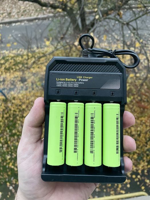 КРАЩА ЦІНА, Зарядний для акумуляторів 18650, 4 слота