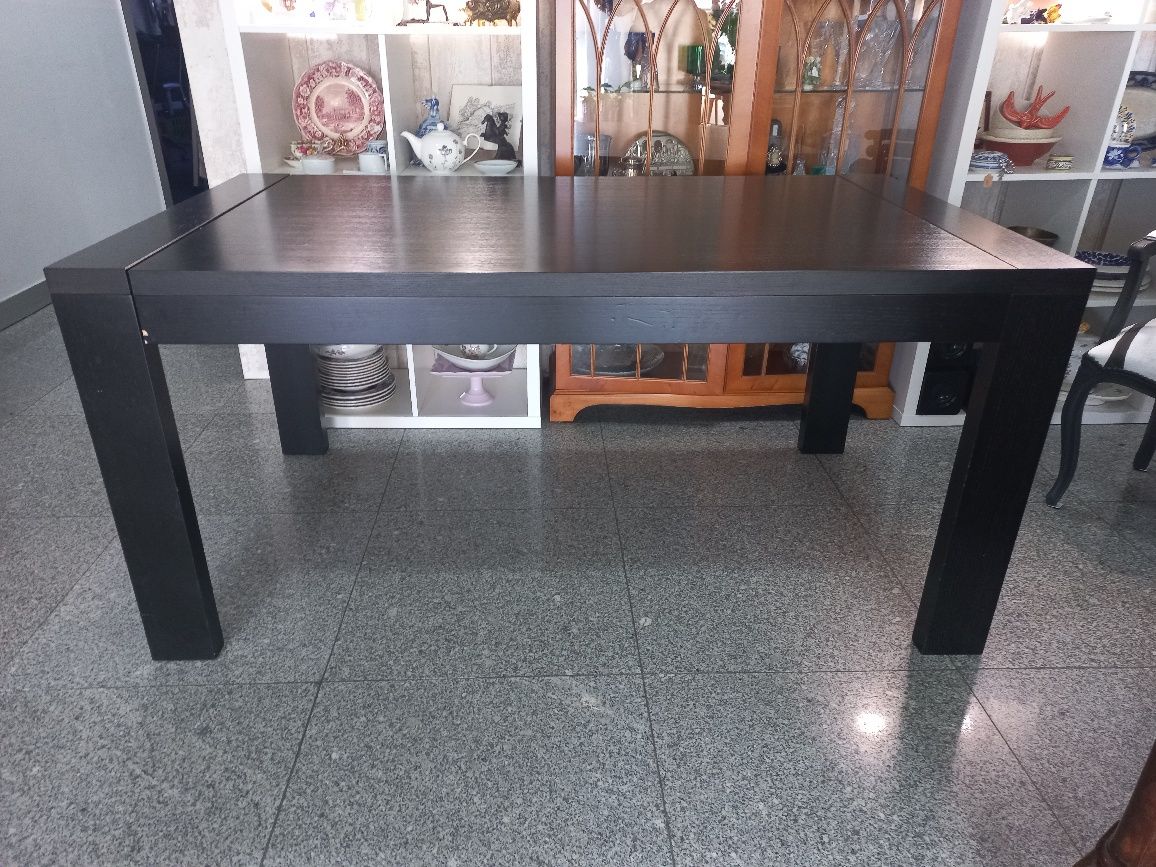 Mesa Wengué de Jantar em bom estado.Para despachar.