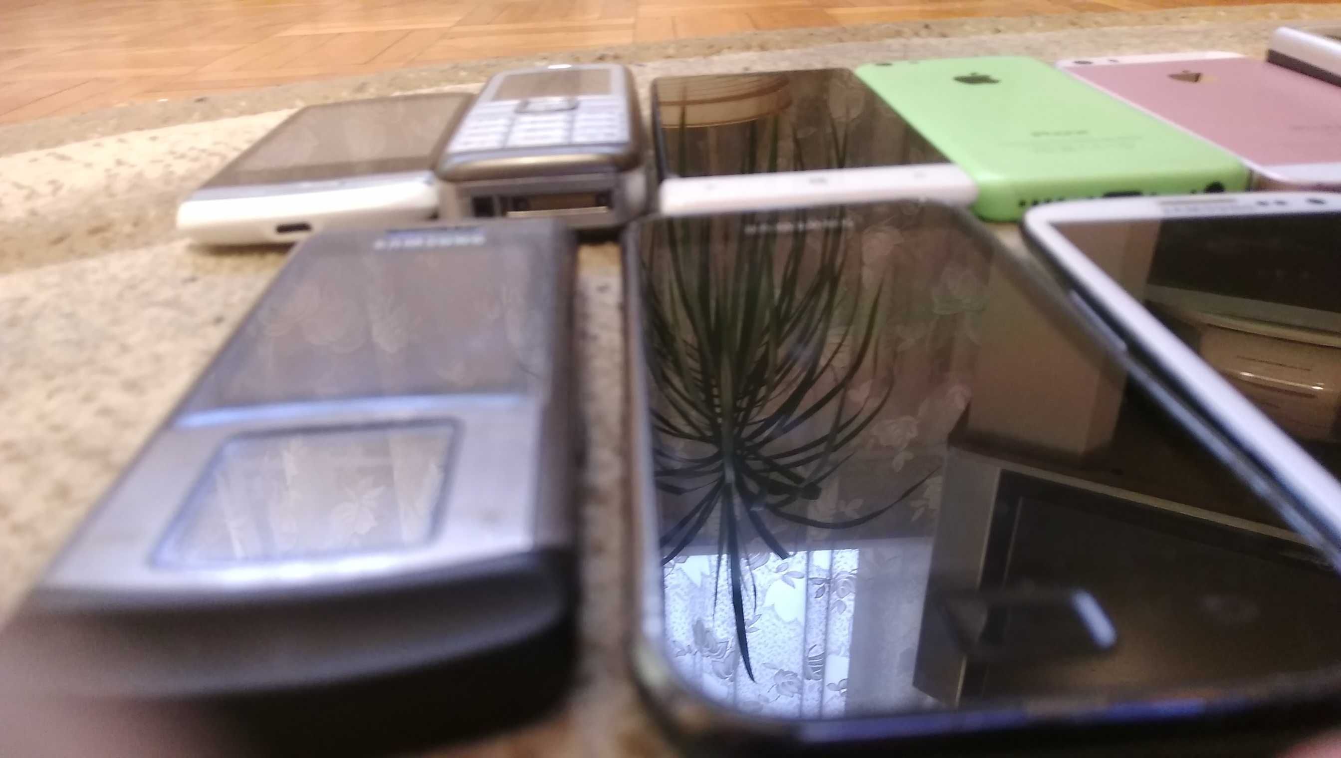 Telefony na czści do naprawy i sprawne.