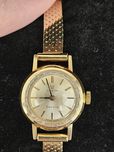 Złoty zegarek vintage Omega Geneve damski 585, pełna długość brans.