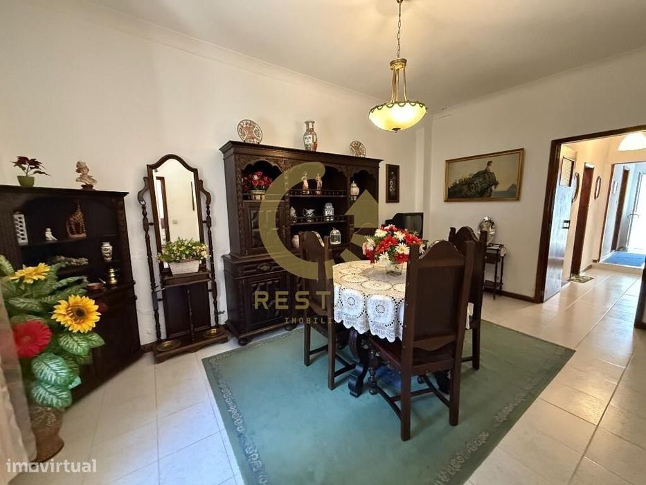 Moradia T3+1 (bi-familiar) com terraço em Valbom