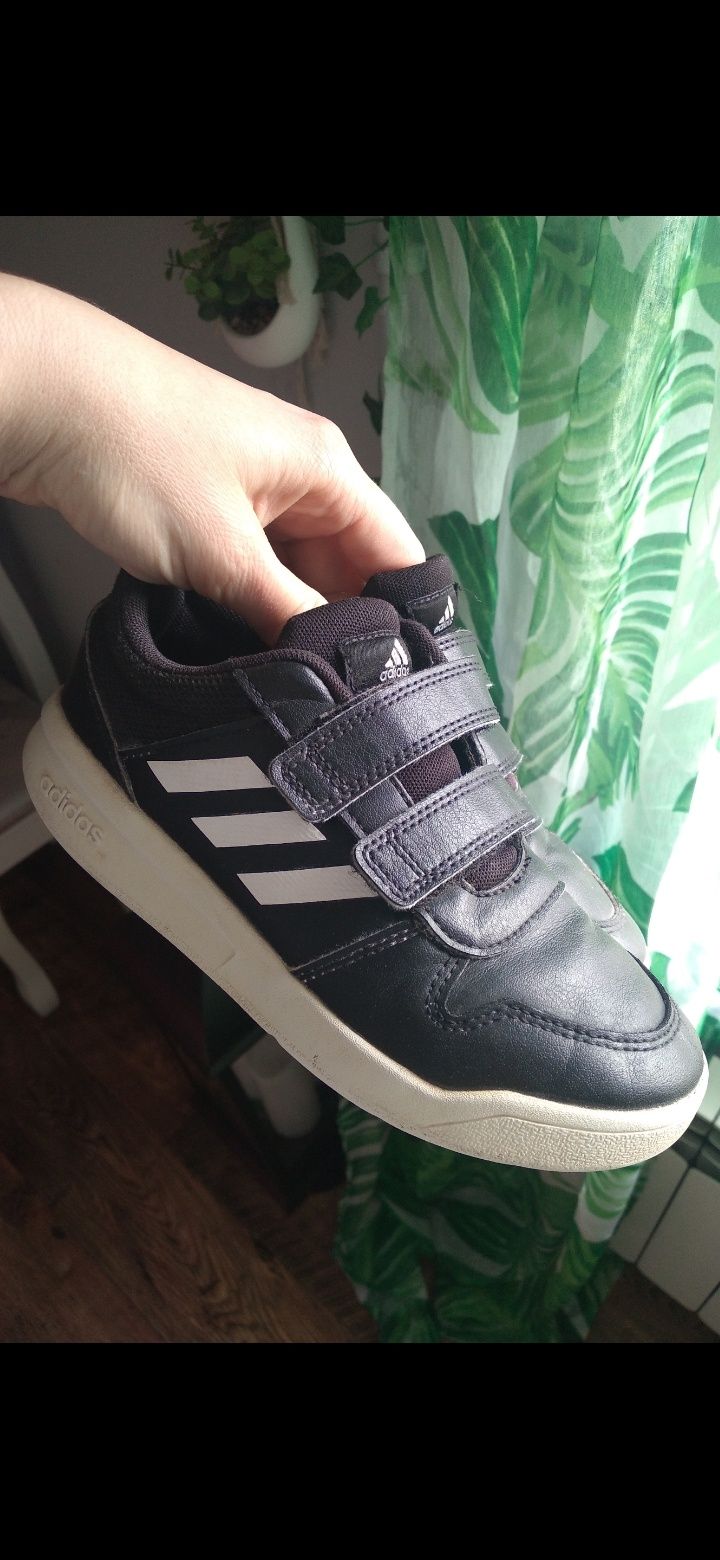 Chłopięce czarne buty adidas na rzepy 34