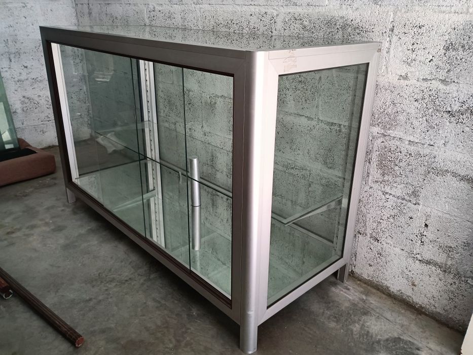 Vitrine / balcão expositor estrutura em alumínio, fundo em espelho, re