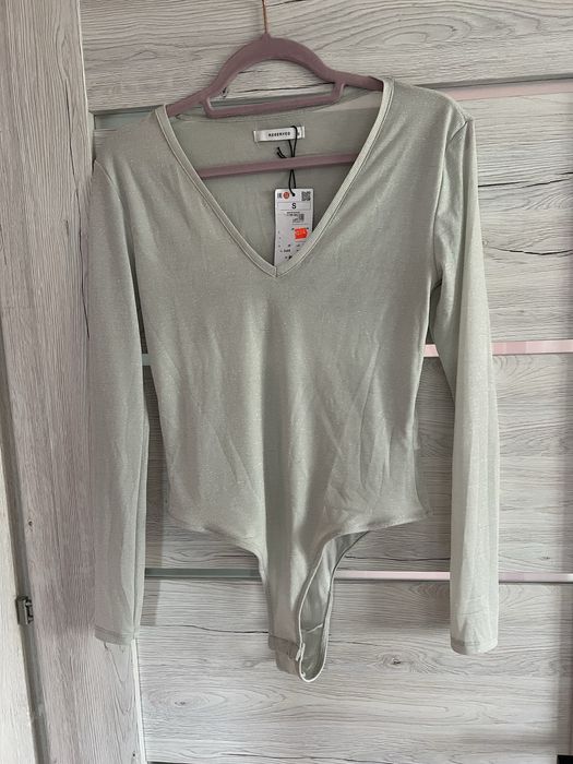 Eleganckie body z połyskiem długi rękaw z dekoltem V nowe