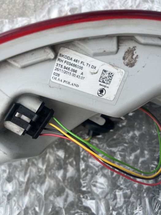 Lampa tył prawy skoda superb sedan  małe pękniecie