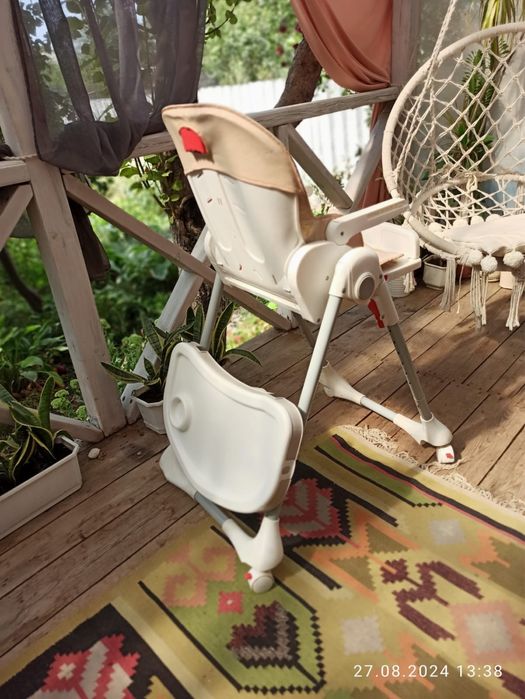 Дитяче крісло для годування