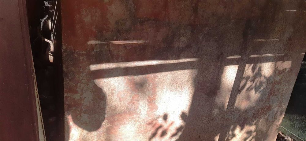 Жілізна емкість під рідину чи фікалію.