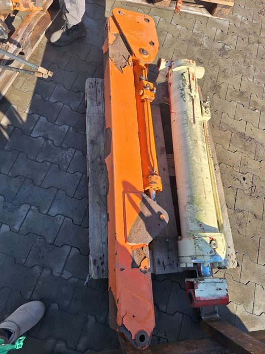 Ramię podnośnika przegubowego JLG 600 AJ z siłownikiem