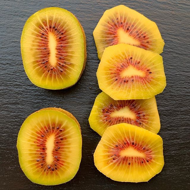 Kiwi Vermelho - MUITO DOCE - Planta viva de coleção