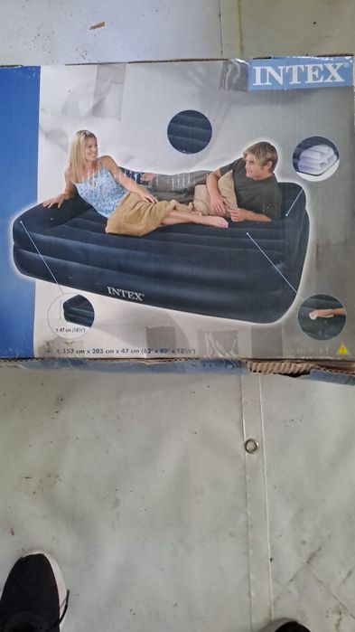 Colchão insuflável e bomba de enchimento