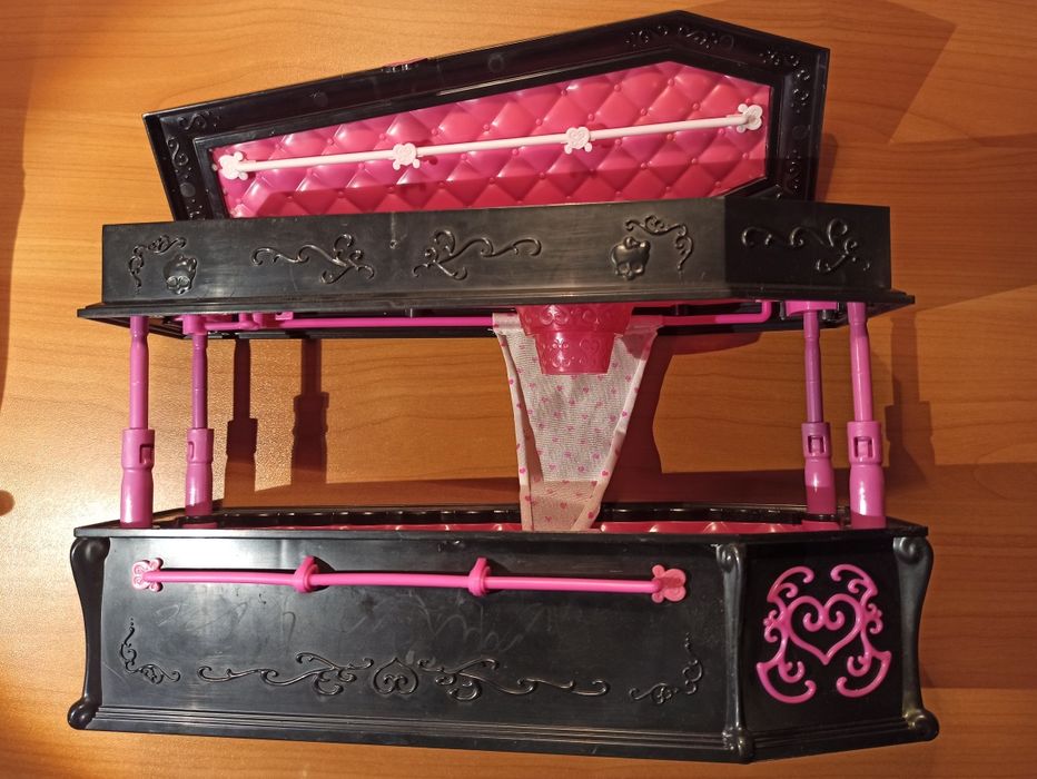 Меблі monster high. Ліжко, ванночка, шафка, туалетний столик, кінь