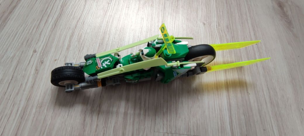 LEGO Ninjago wyścigówki Jaya i Lloyda