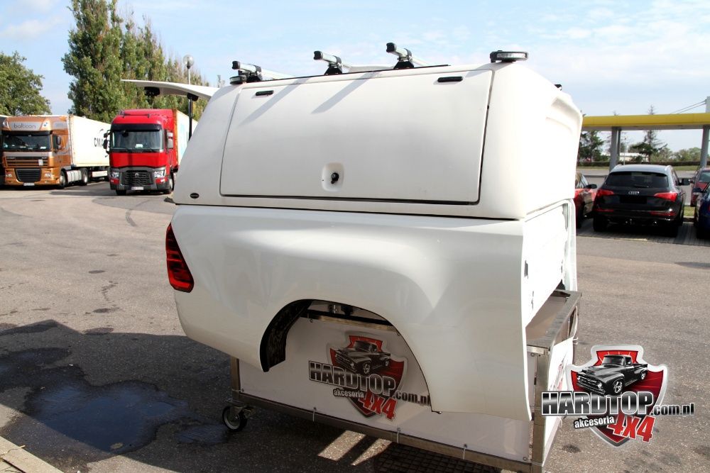 Zabudowa Toyota Hilux 2015 przemysłowa klapy boczne Truckman LED