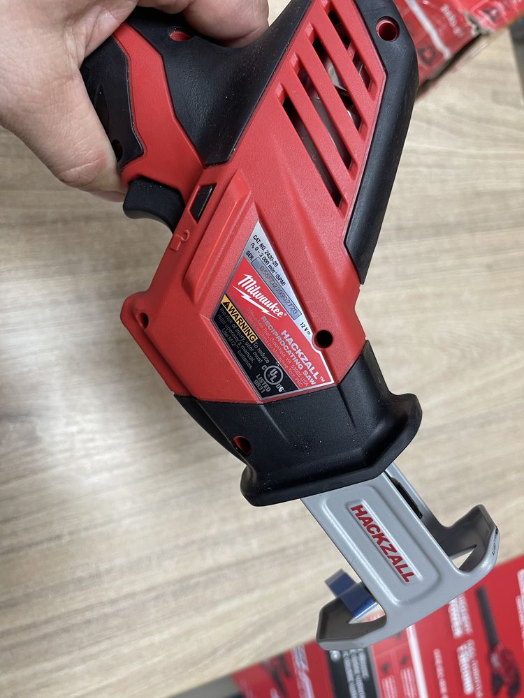 Milwaukee M12 2420-21 / акумуляторна шабельна пила Мілвокі